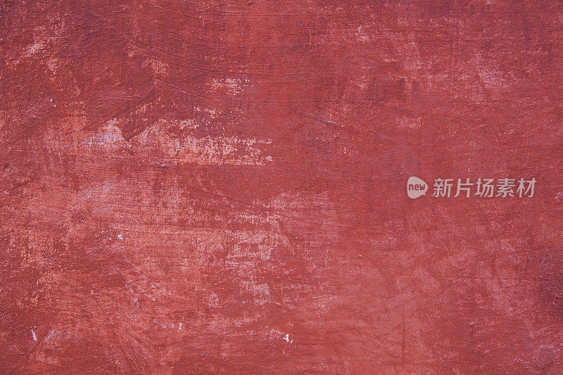 用红色灰泥在部分墙壁上绘制图案