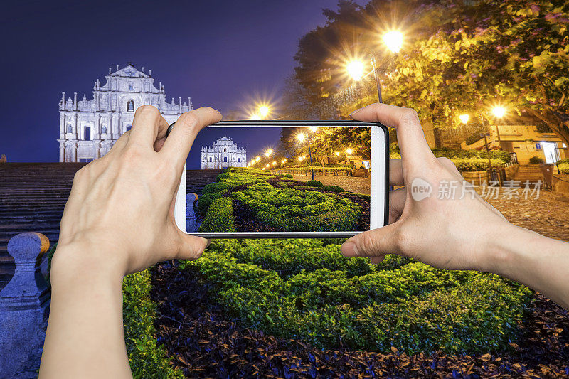 在澳门圣保罗遗址用智能手机拍照