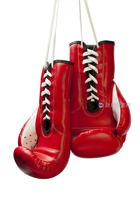 红色的拳击手套挂在白色的鞋带上