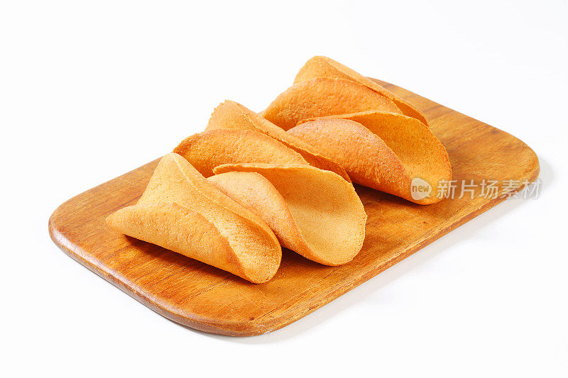 砧板上的一组姜饼饼干