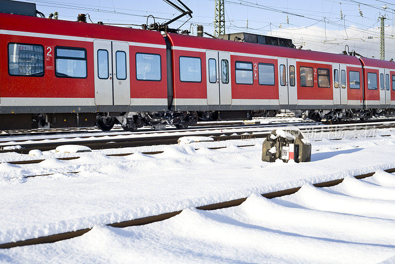 在一个冬天的早晨到达德国郊区的火车