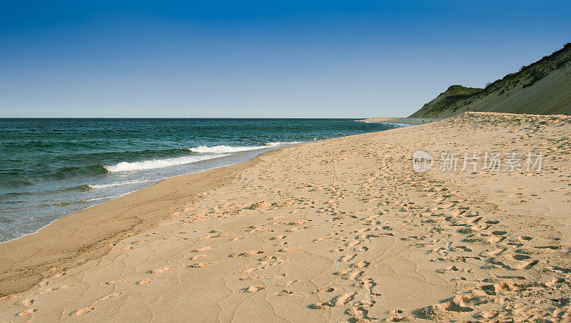沙滩，脚步和沙丘，特鲁罗，科德角，马萨诸塞州，美国。