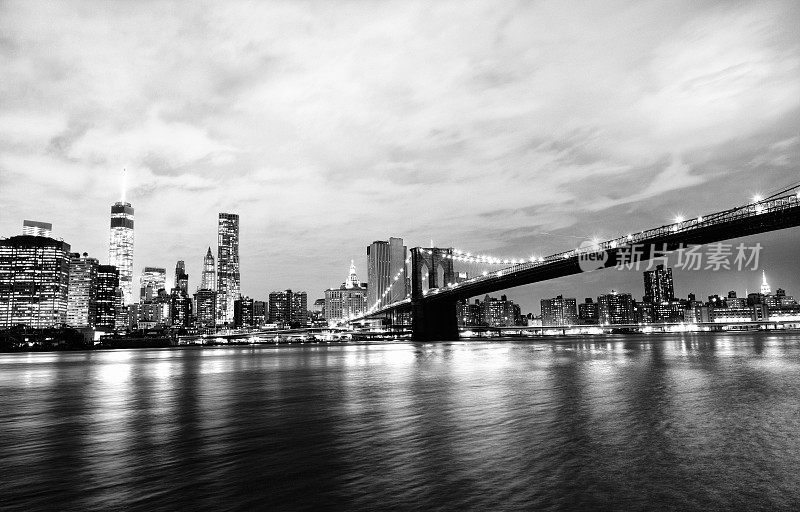 纽约布鲁克林大桥和自由塔。黑色和白色
