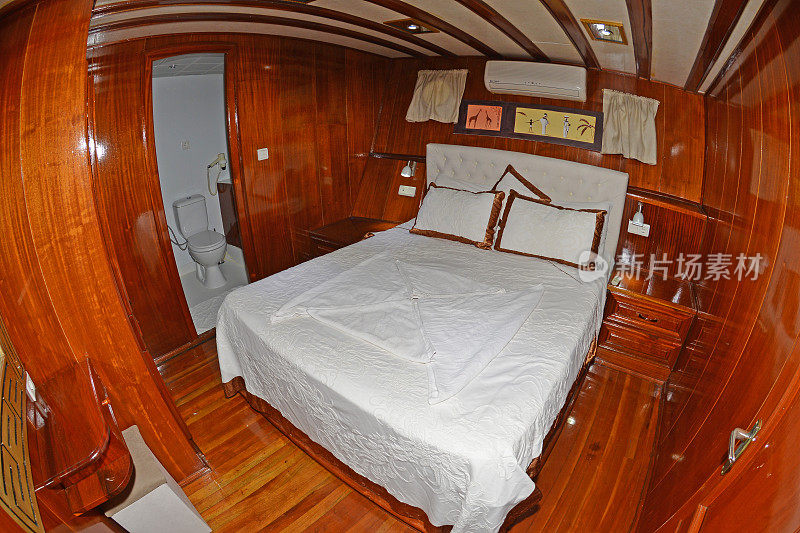 卧室在船上。