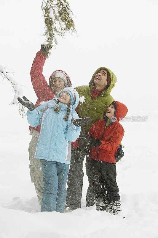 一家人在雪中玩耍