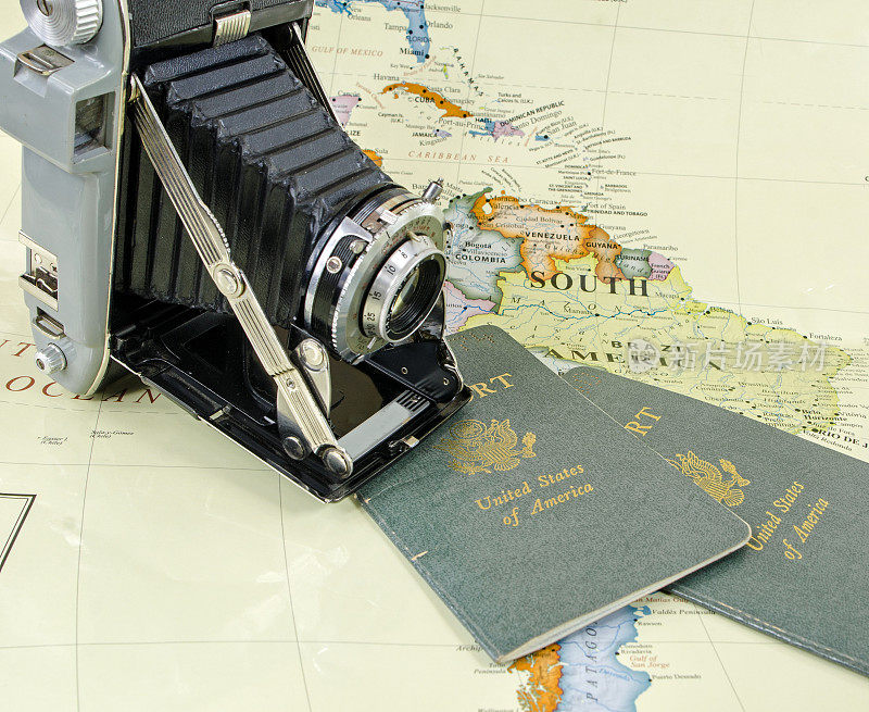 古董风箱相机，护照和地图