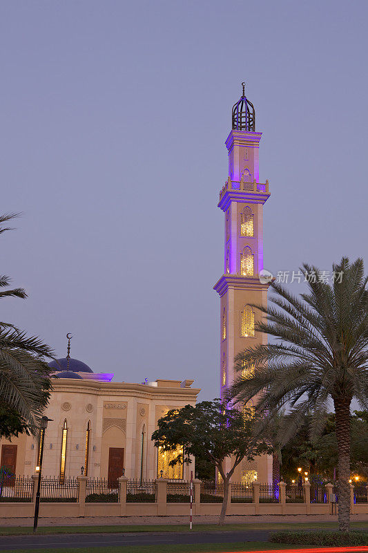 阿联酋迪拜-灯光尖塔和清真寺;蓝色的小时