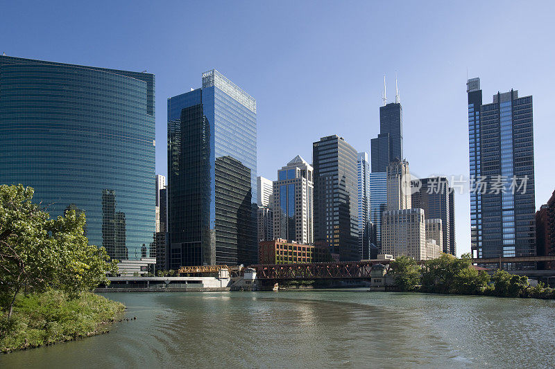 芝加哥河和高层建筑。
