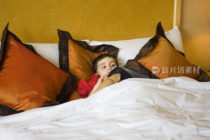 小男孩占了旅馆的床