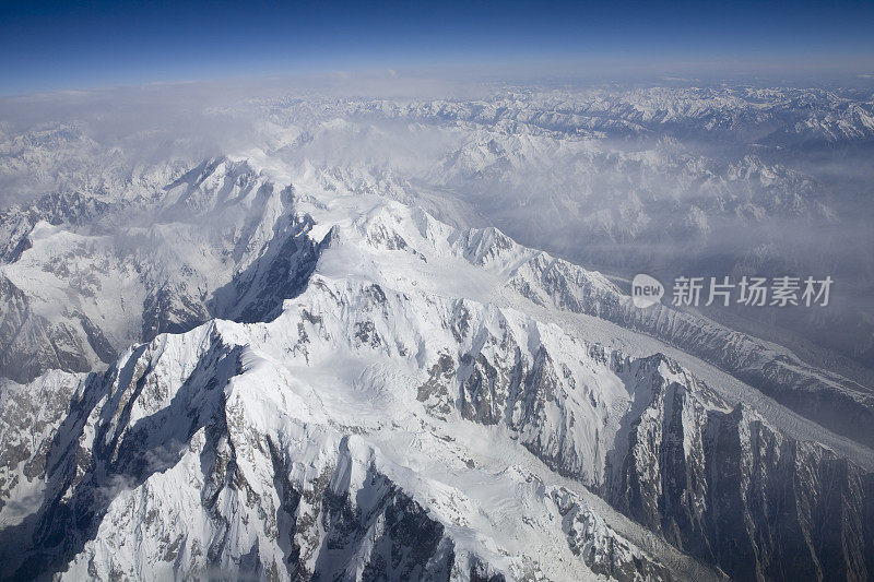 雪山山峰鸟瞰图