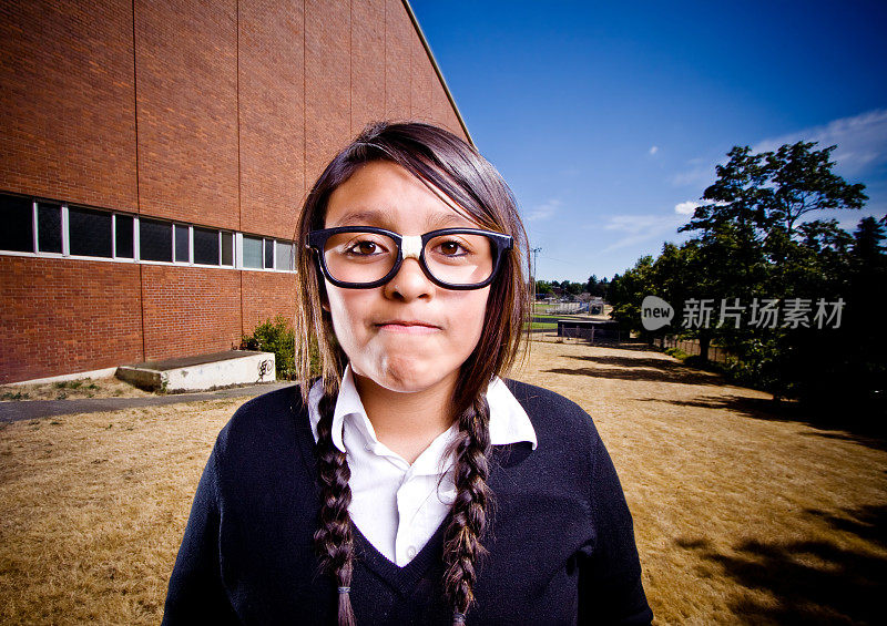 呆瓜西班牙女孩在学校外面