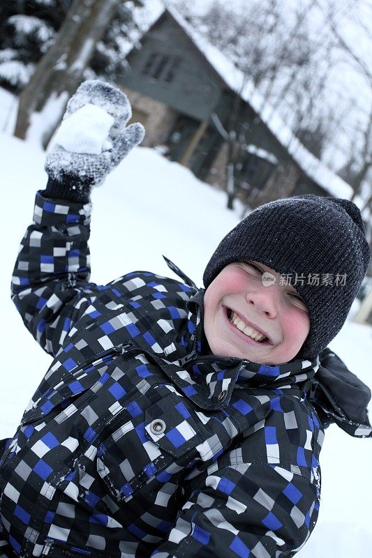 冬天在外面的男孩