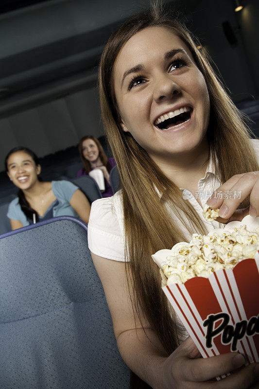 快乐的年轻人在电影院看电影