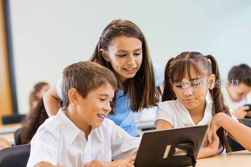 小学生在私立学校课堂上使用数字平板电脑