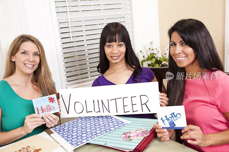 志愿者:一群为慈善事业制作卡片的混血女士。