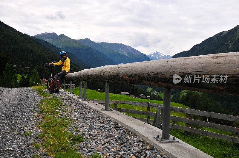 在阿尔卑斯山附近玩滑板车