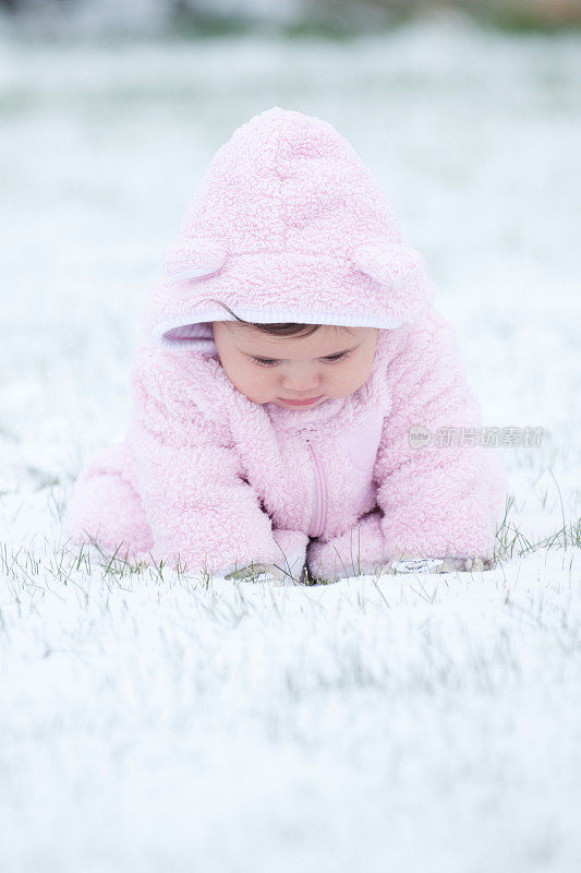 婴儿在雪