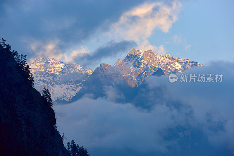 Manaslu。珠峰电路。尼泊尔的动机。