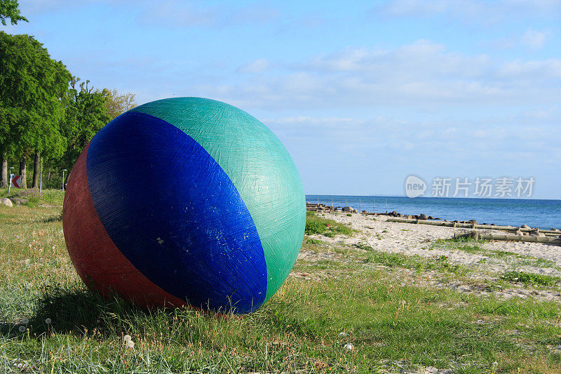 巨大的沙滩球