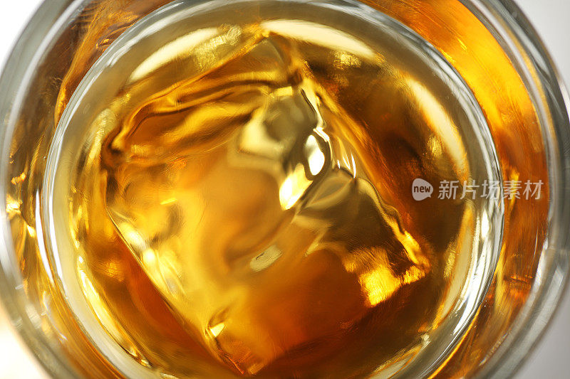 小酒杯加冰的威士忌