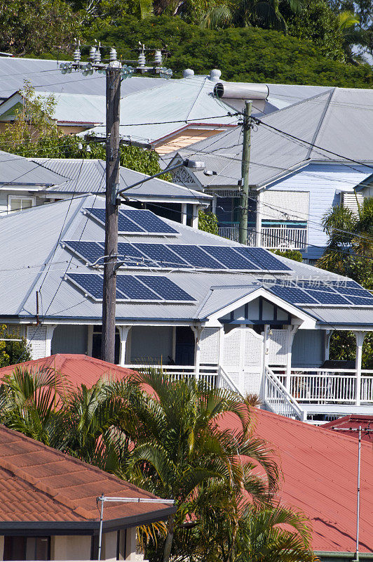 布里斯班郊区的屋顶装有太阳能电池板