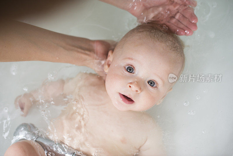 妈妈在洗澡时给他的宝贝儿子洗头