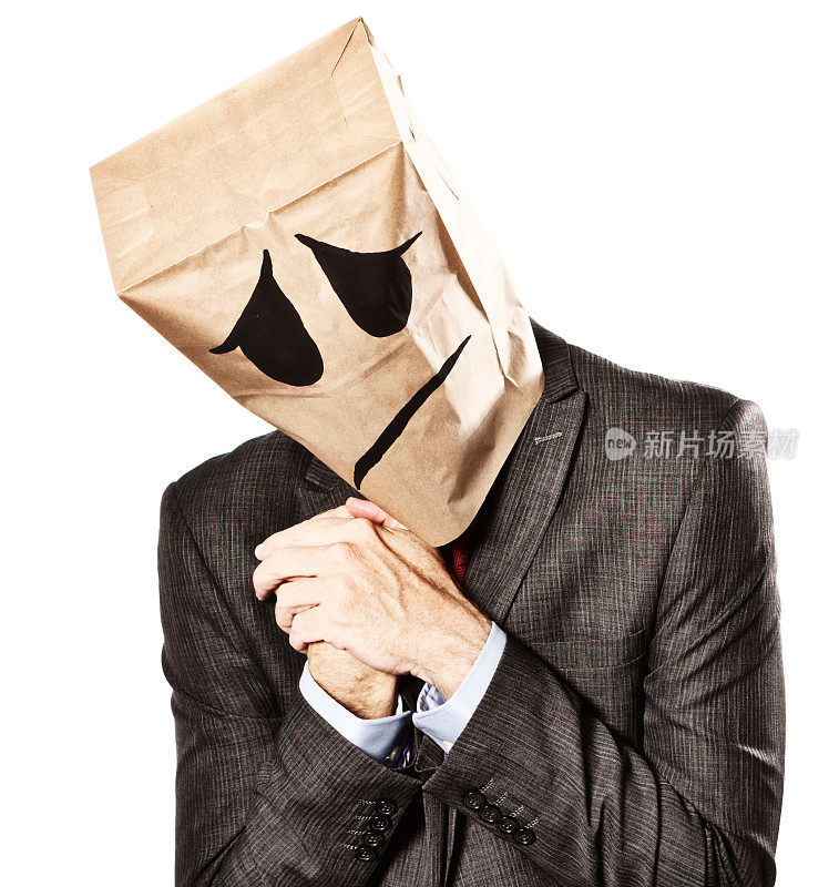 一名商人戴着一副愁眉苦脸的纸袋面具，双手紧握，试图吸引观众