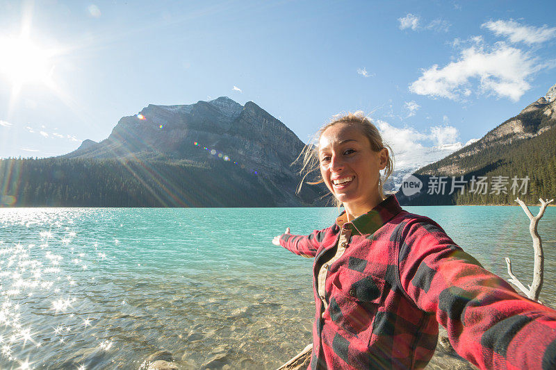 女孩在山湖边自拍