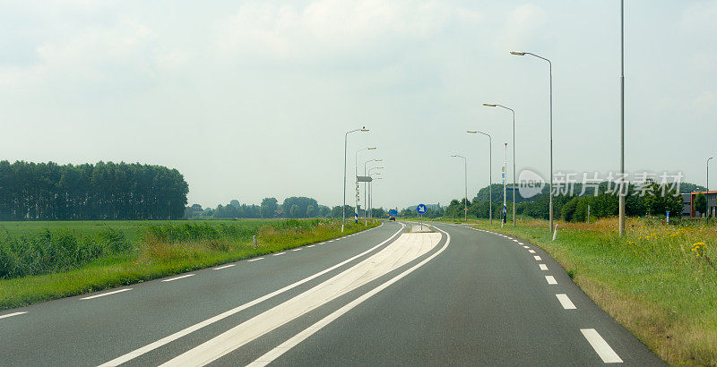 接近荷兰乡村公路双实线交叉路口