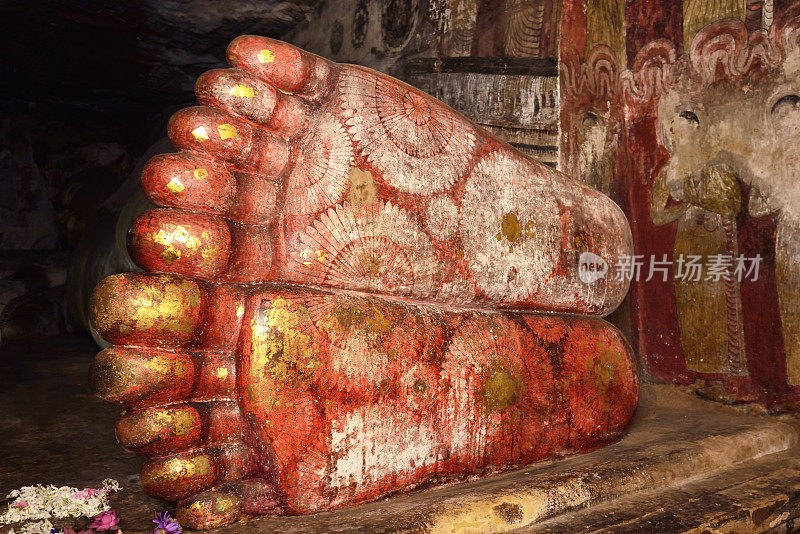斯里兰卡丹布拉石窟寺佛像的花脚
