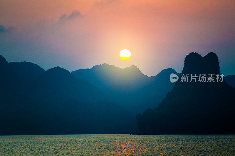 日落时分宁静的越南下龙湾景色