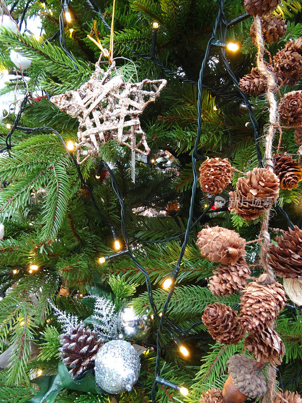 人造圣诞树装饰品，松果串，柳条银星，小饰物