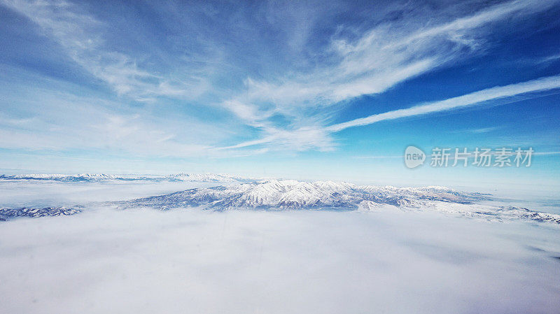 雪峰高耸，云雾缭绕