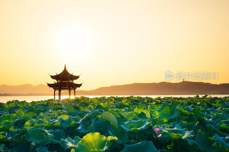 中国古代亭子与日落在西湖