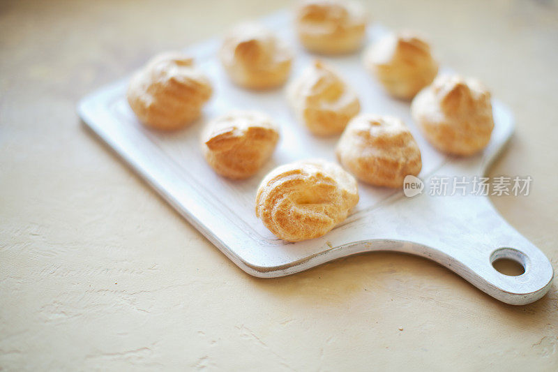 桌上盘子里食物的特写镜头