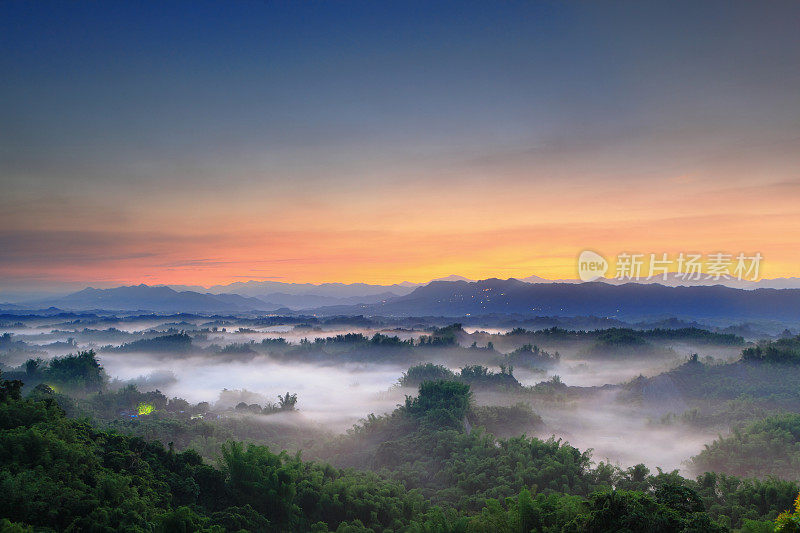 美丽的日出在山景