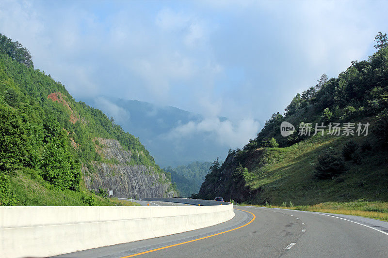 朦胧的山景路