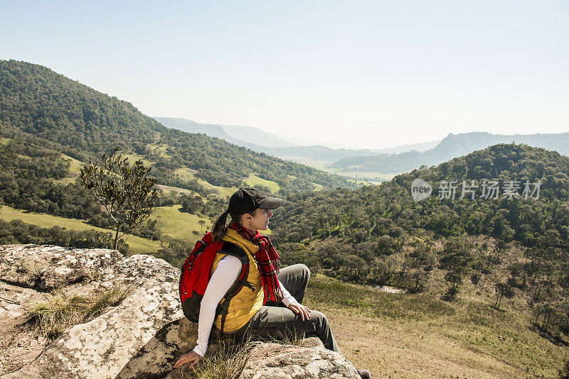 女人徒步旅行