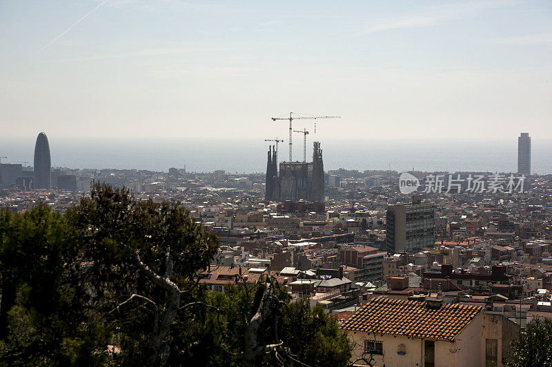巴塞罗那城市景观与圣家族教堂在西班牙