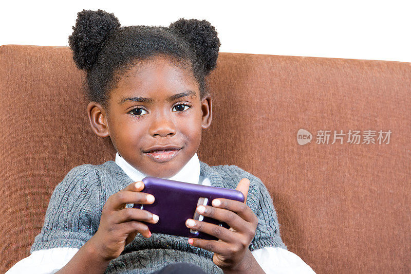 一个五岁的非洲裔美国女孩拿着智能手机