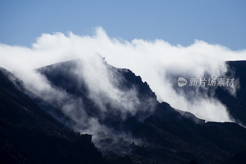 云雾缭绕的羊毛爬上了山。