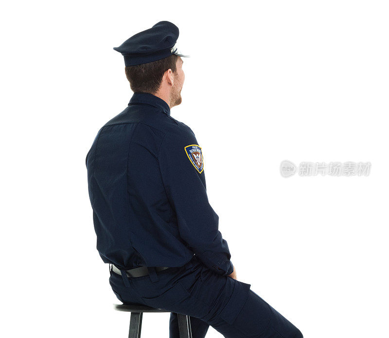 警察坐在凳子上的后视图