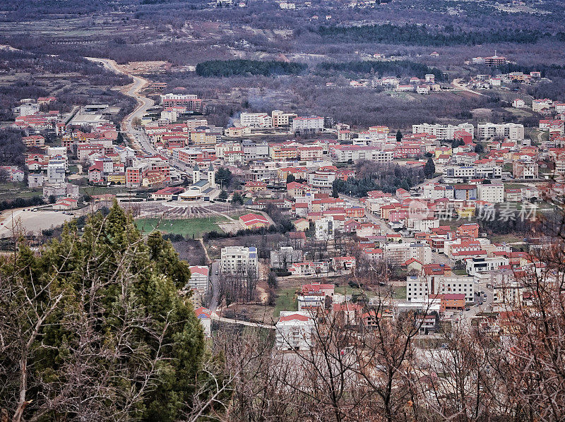风景优美的俯瞰，Medjugorje，波斯尼亚-黑塞哥维那，从十字山神圣的宗教朝圣