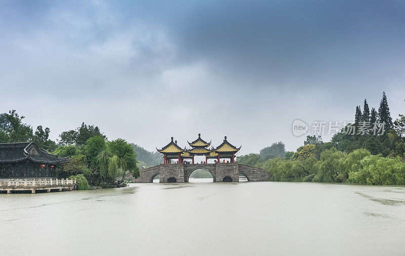 在一个雨天浮在瘦削的西湖上