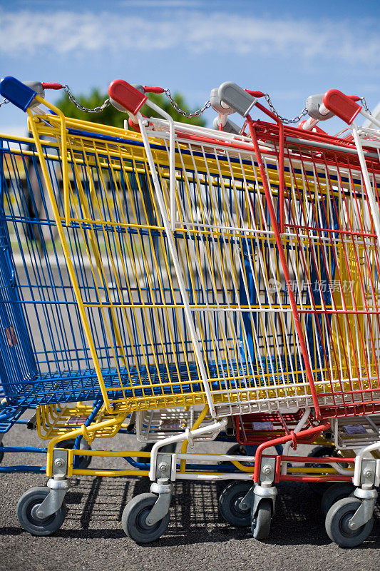 超市购物车――五颜六色的购物车