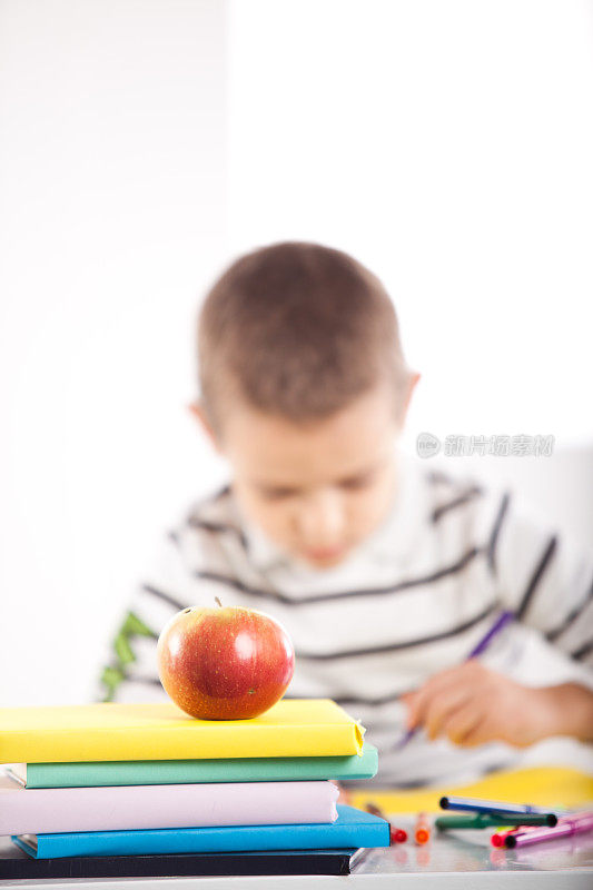 孩子们在画画的时候玩得很开心