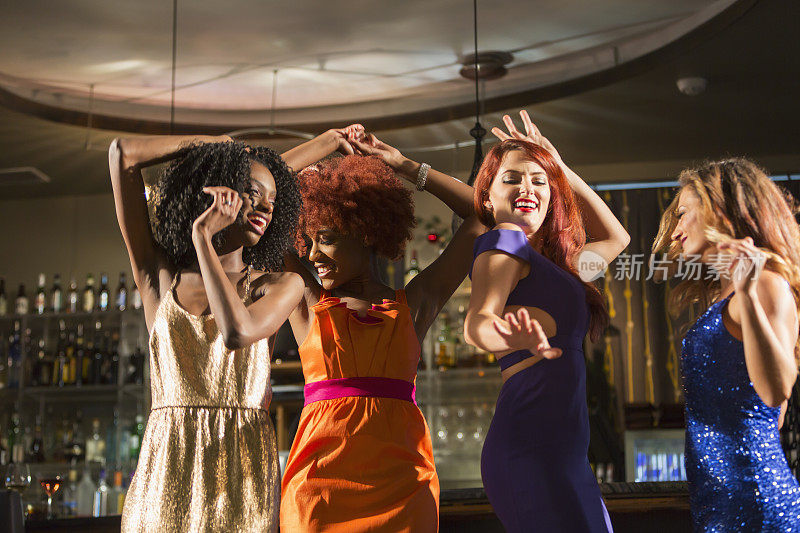 一群多种族的女人在酒吧跳舞