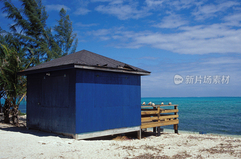 加勒比海海滩上的蓝色钓鱼小屋