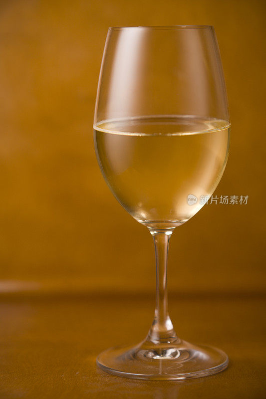 木制背景上的白葡萄酒