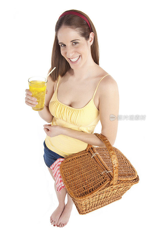 拿着野餐篮和柠檬水的女人